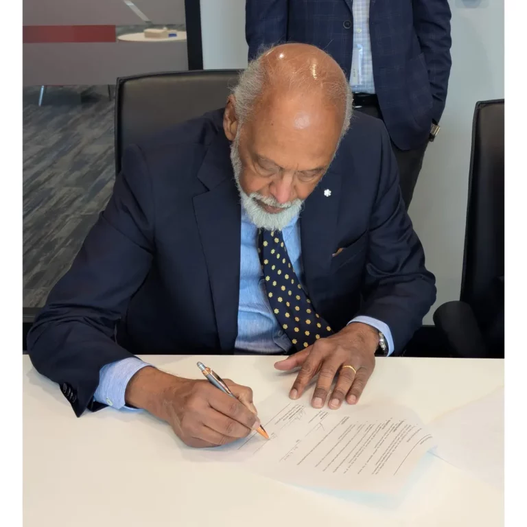 Baylis Contact Signing 04